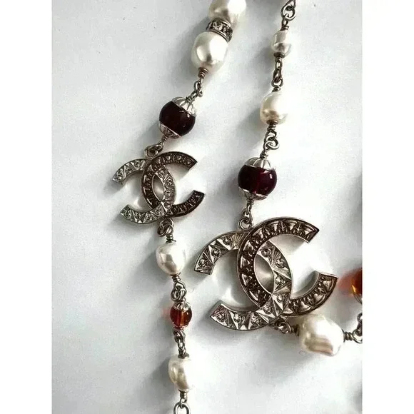 Vintage Chanel Faux pearl and Resin necklace - Picture 5 of 7